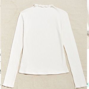 SOLD White Lettuce Edge Ridged Top 🤍